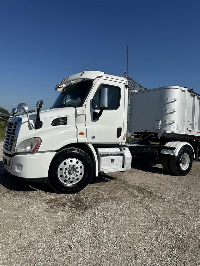 Image of Freightliner Cascadia 113 equipment image 1