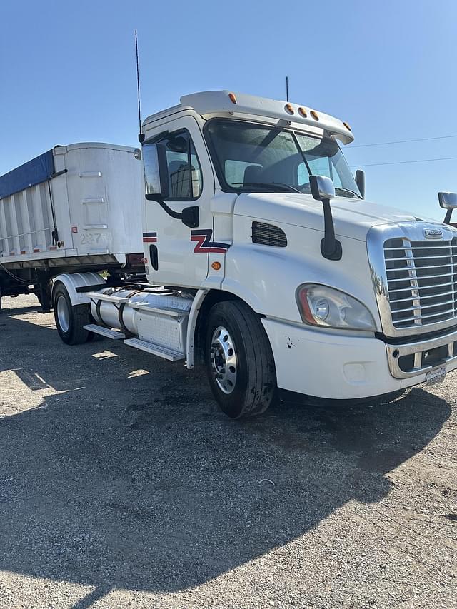 Image of Freightliner Cascadia 113 equipment image 3