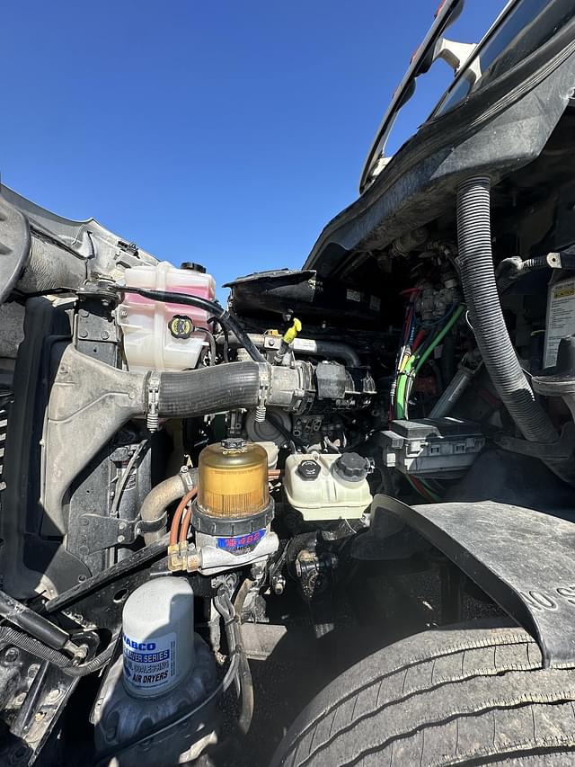 Image of Freightliner Cascadia 113 equipment image 4