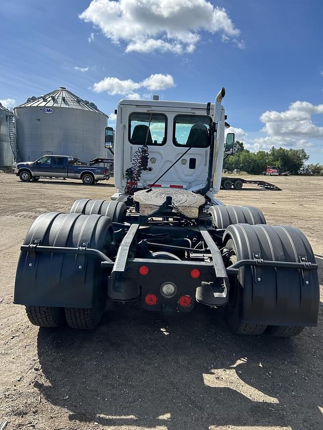 Image of Freightliner Cascadia 113 equipment image 3