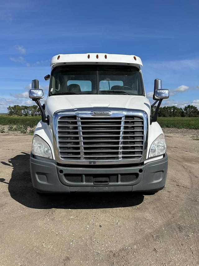 Image of Freightliner Cascadia 113 equipment image 1