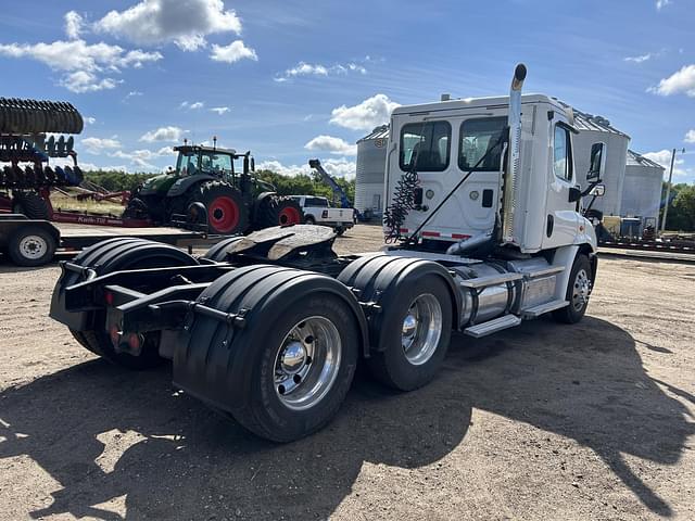 Image of Freightliner Cascadia 113 equipment image 4