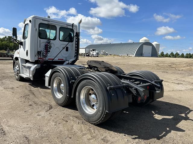 Image of Freightliner Cascadia 113 equipment image 2