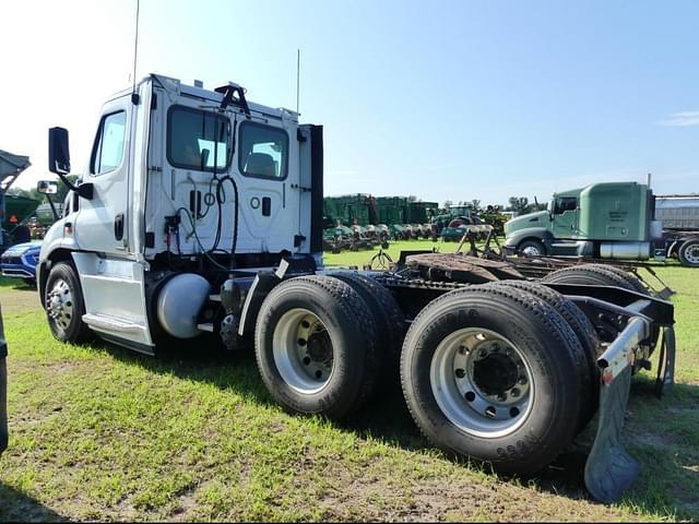 Image of Freightliner Cascadia 113 equipment image 4