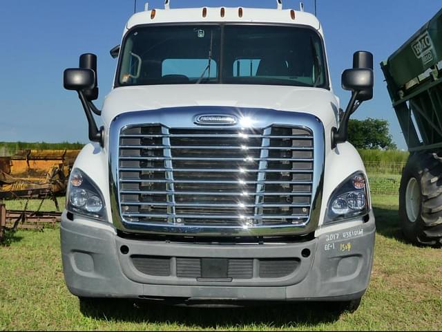 Image of Freightliner Cascadia 113 equipment image 2