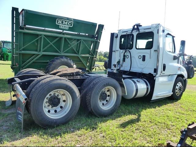 Image of Freightliner Cascadia 113 equipment image 3