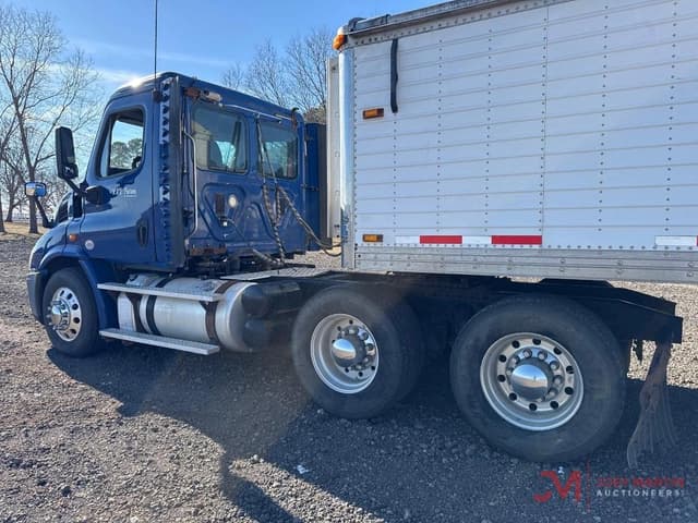Image of Freightliner Cascadia 113 equipment image 2