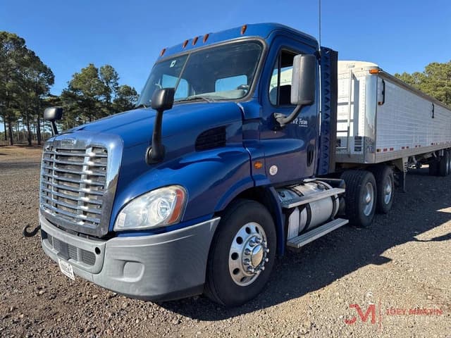 Image of Freightliner Cascadia 113 equipment image 3