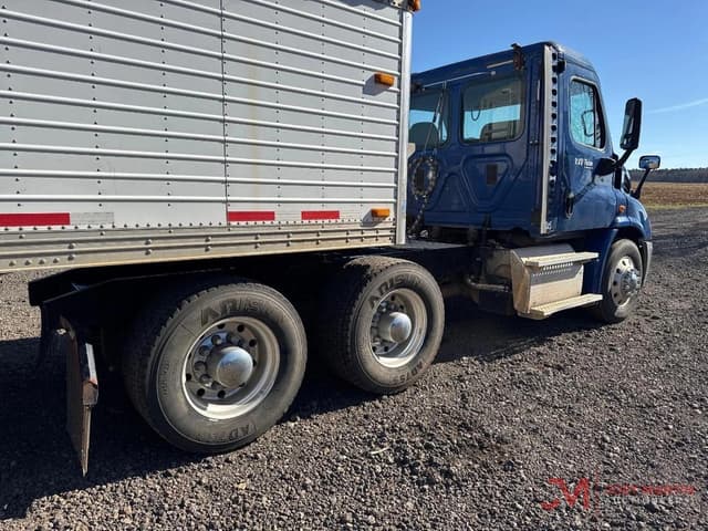 Image of Freightliner Cascadia 113 equipment image 1