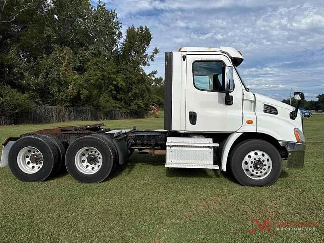 Image of Freightliner Cascadia 113 equipment image 1