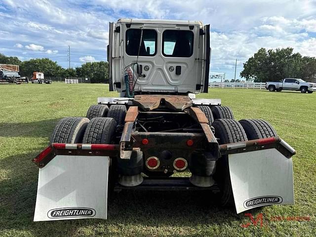 Image of Freightliner Cascadia 113 equipment image 3