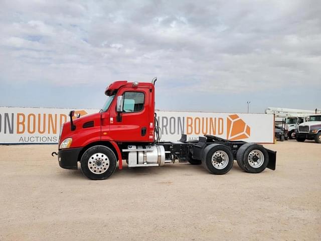 Image of Freightliner Cascadia 113 equipment image 1