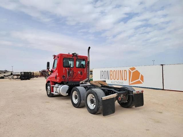 Image of Freightliner Cascadia 113 equipment image 2
