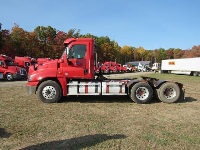 Image of Freightliner Cascadia 125 equipment image 2