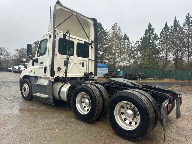 Image of Freightliner Cascadia 125 equipment image 4