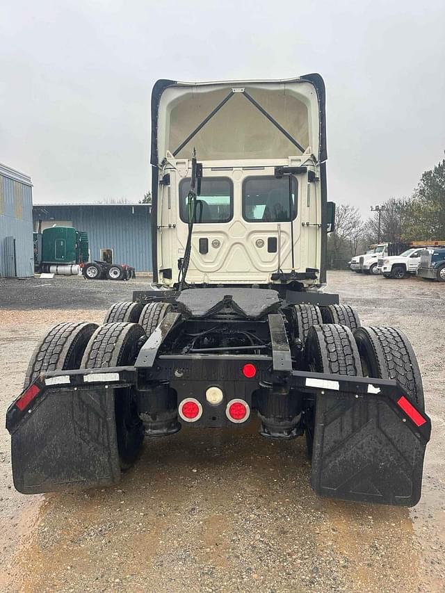 Image of Freightliner Cascadia 125 equipment image 3