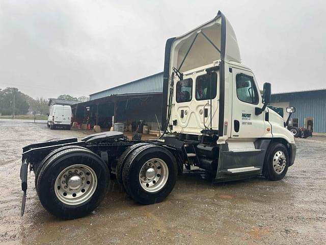 Image of Freightliner Cascadia 125 equipment image 2