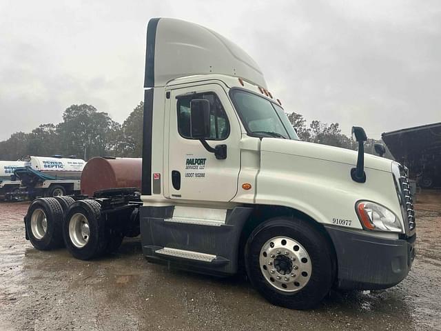 Image of Freightliner Cascadia 125 equipment image 1