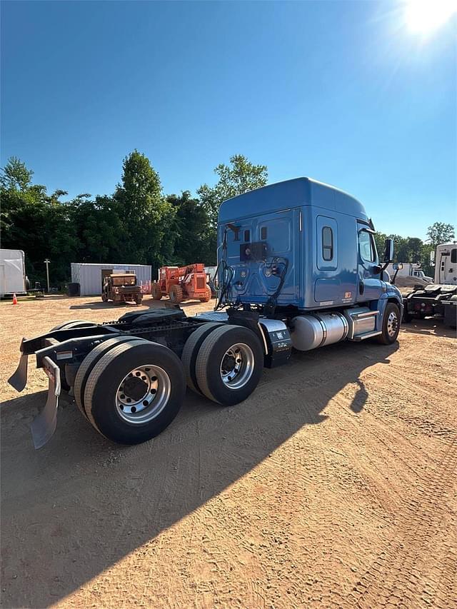 Image of Freightliner Cascadia 125 equipment image 2