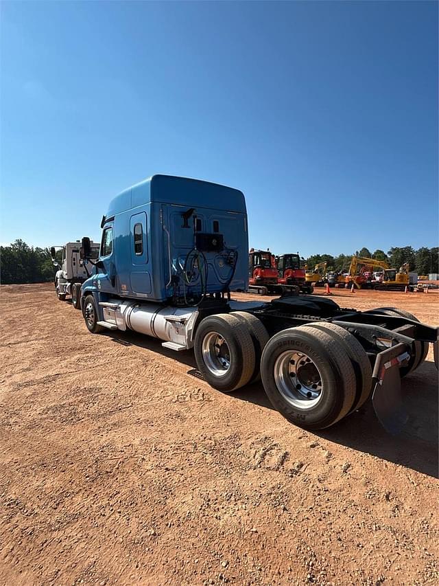 Image of Freightliner Cascadia 125 equipment image 3