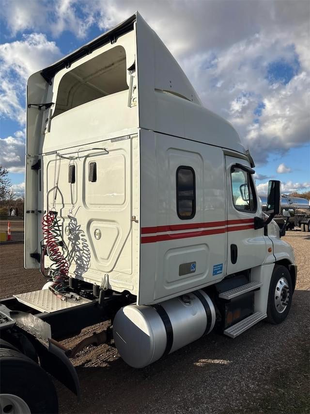 Image of Freightliner Cascadia 125 equipment image 4