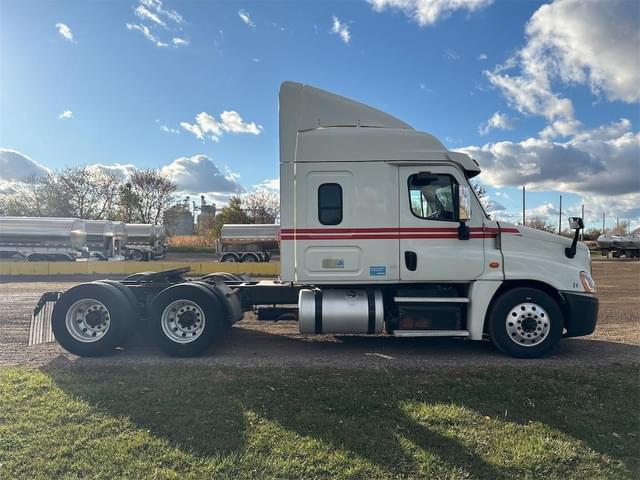 Image of Freightliner Cascadia 125 equipment image 3