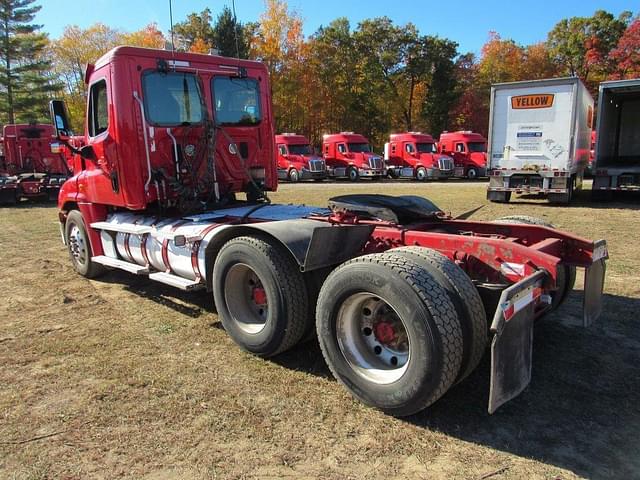 Image of Freightliner Cascadia 125 equipment image 4