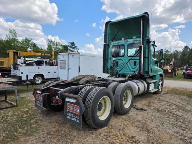 Image of Freightliner Cascadia 125 equipment image 3