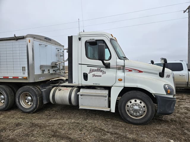 Image of Freightliner Cascadia 125 equipment image 3
