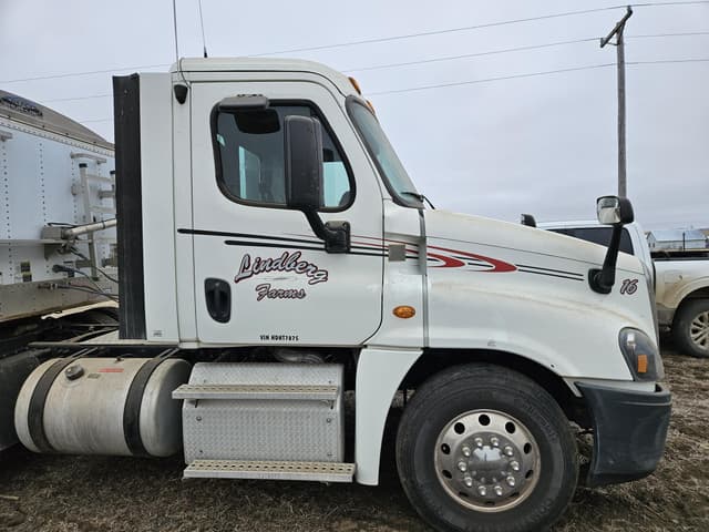Image of Freightliner Cascadia 125 equipment image 4
