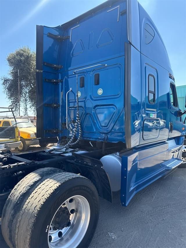 Image of Freightliner Cascadia 125 equipment image 3