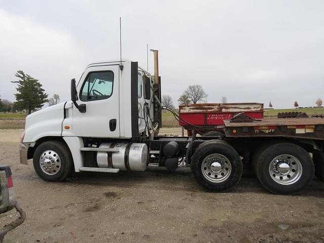 Image of Freightliner Cascadia 125 equipment image 3