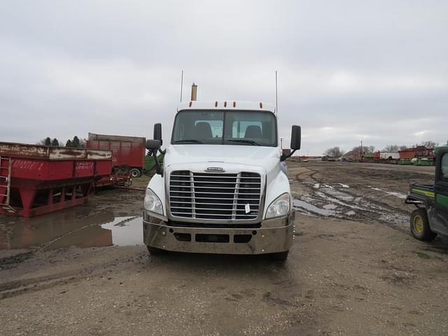 Image of Freightliner Cascadia 125 equipment image 1