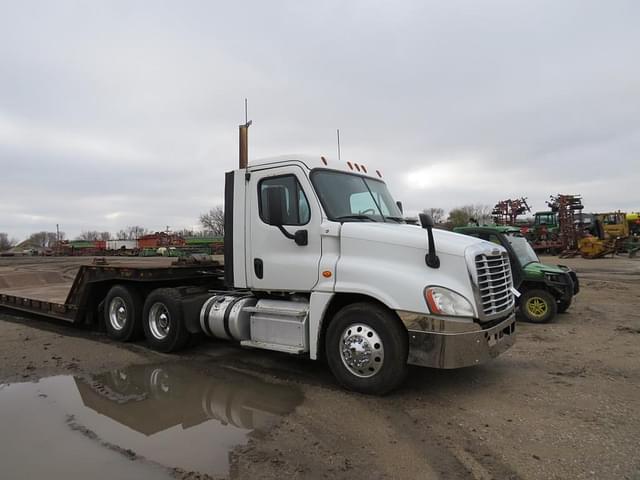 Image of Freightliner Cascadia 125 equipment image 2