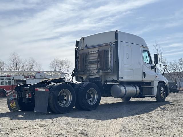 Image of Freightliner Cascadia 125 equipment image 4