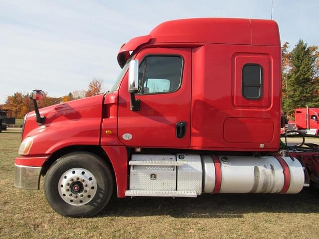 Image of Freightliner Cascadia 125 equipment image 2