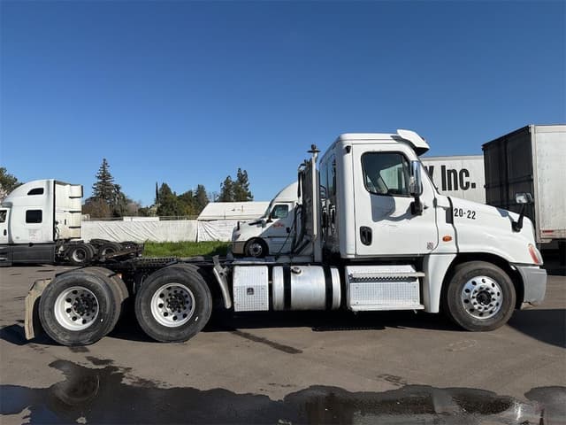 Image of Freightliner Cascadia 125 equipment image 3