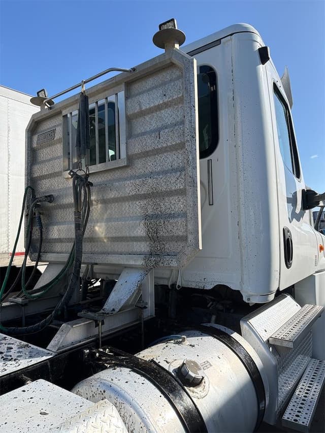 Image of Freightliner Cascadia 125 equipment image 4