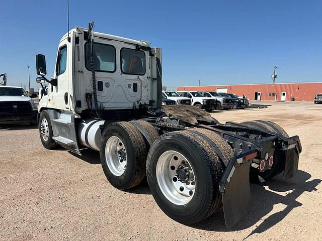Image of Freightliner Cascadia 125 equipment image 3