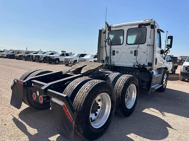 Image of Freightliner Cascadia 125 equipment image 2