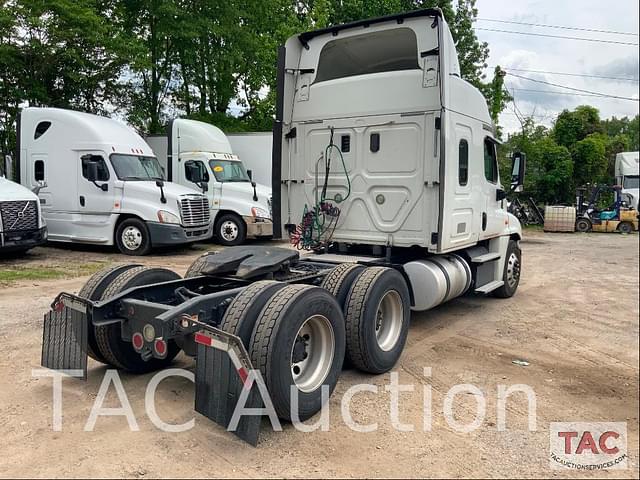 Image of Freightliner Cascadia 125 equipment image 4