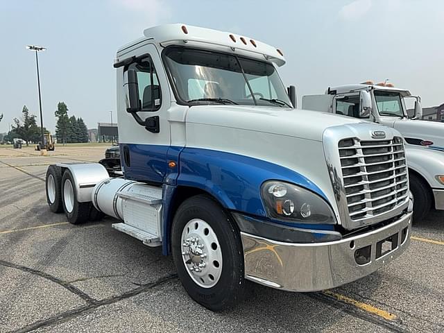 Image of Freightliner Cascadia 125 equipment image 2