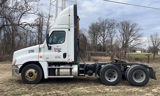 Image of Freightliner Cascadia 125 equipment image 4