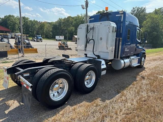 Image of Freightliner Cascadia 125 equipment image 3