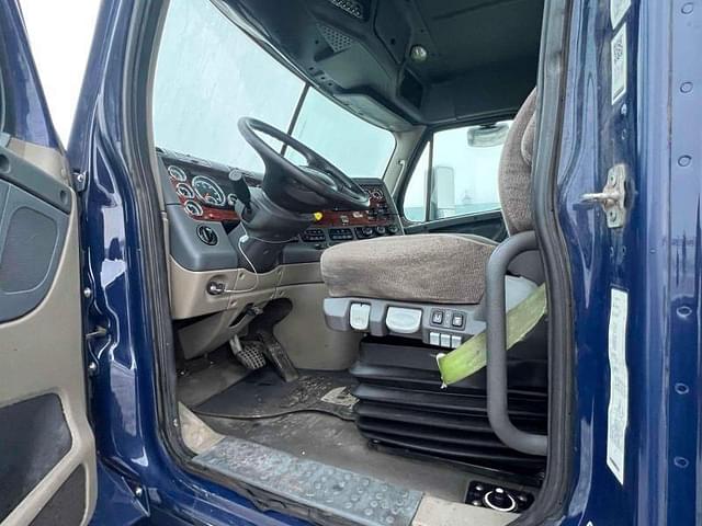 Image of Freightliner Cascadia 125 equipment image 3