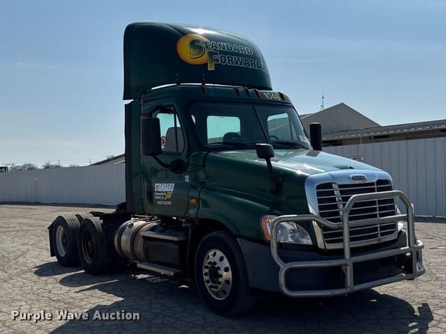 Image of Freightliner Cascadia 125 equipment image 2