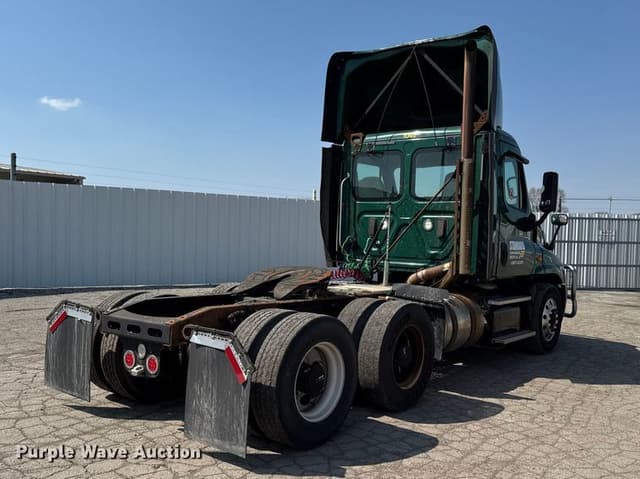 Image of Freightliner Cascadia 125 equipment image 4
