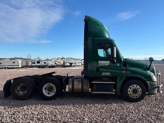 Image of Freightliner Cascadia 125 equipment image 3