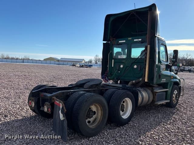 Image of Freightliner Cascadia 125 equipment image 4