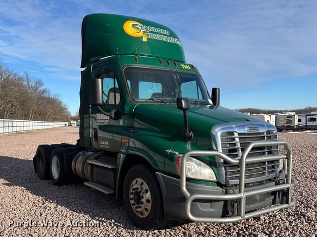 Image of Freightliner Cascadia 125 equipment image 2